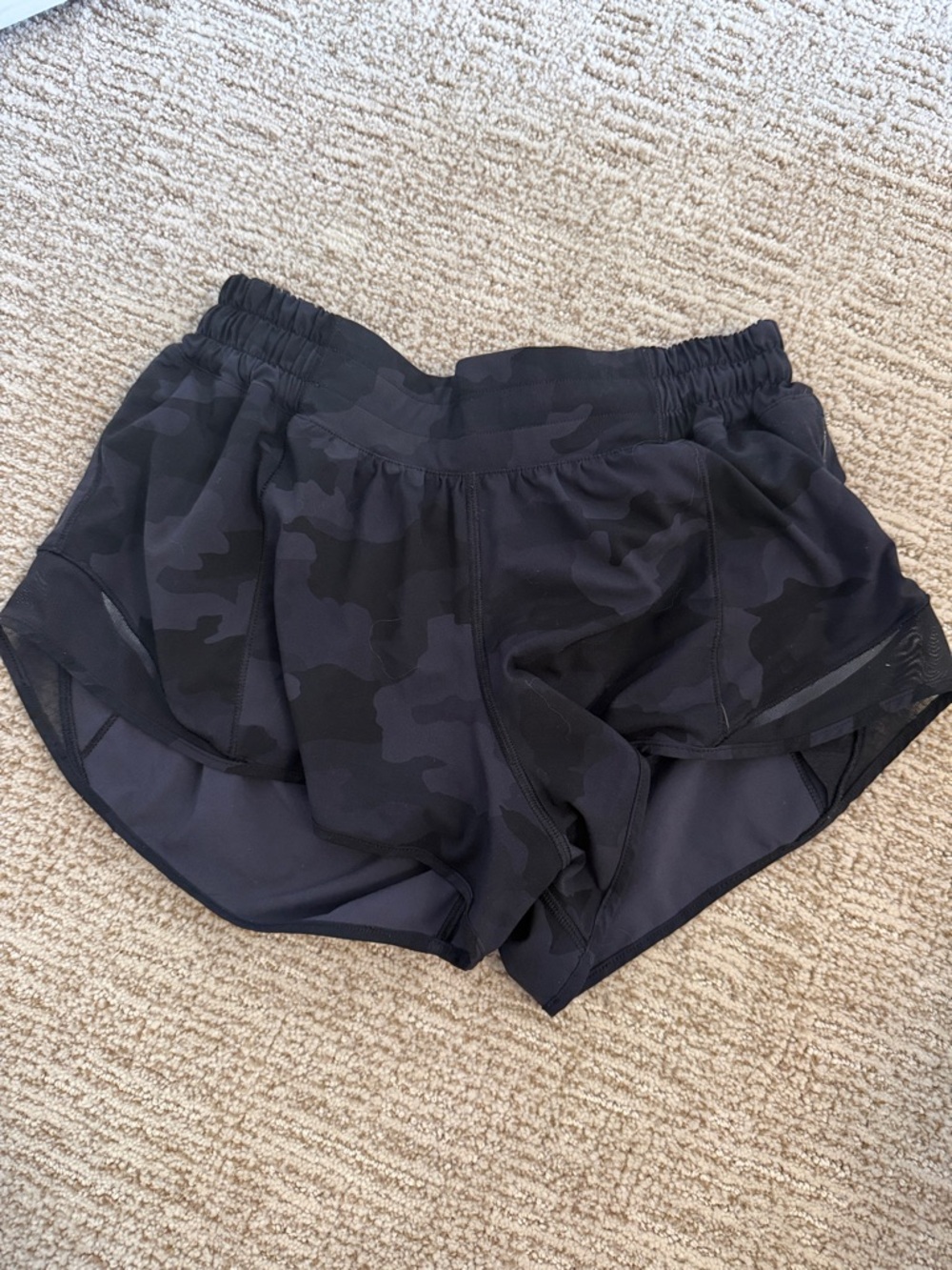 Lululemon hotty hot shorts size 6